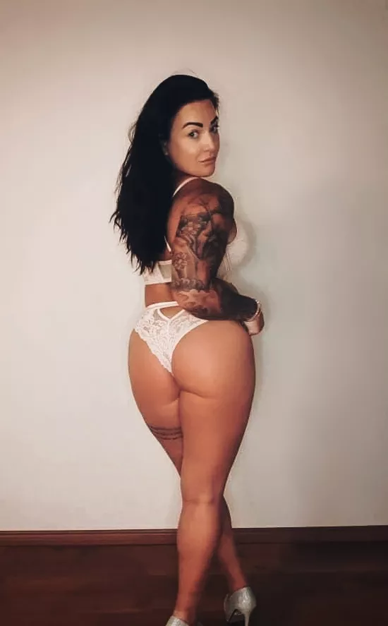 Can someone bend me over? 🤤 Can someone bend me over? 🤤