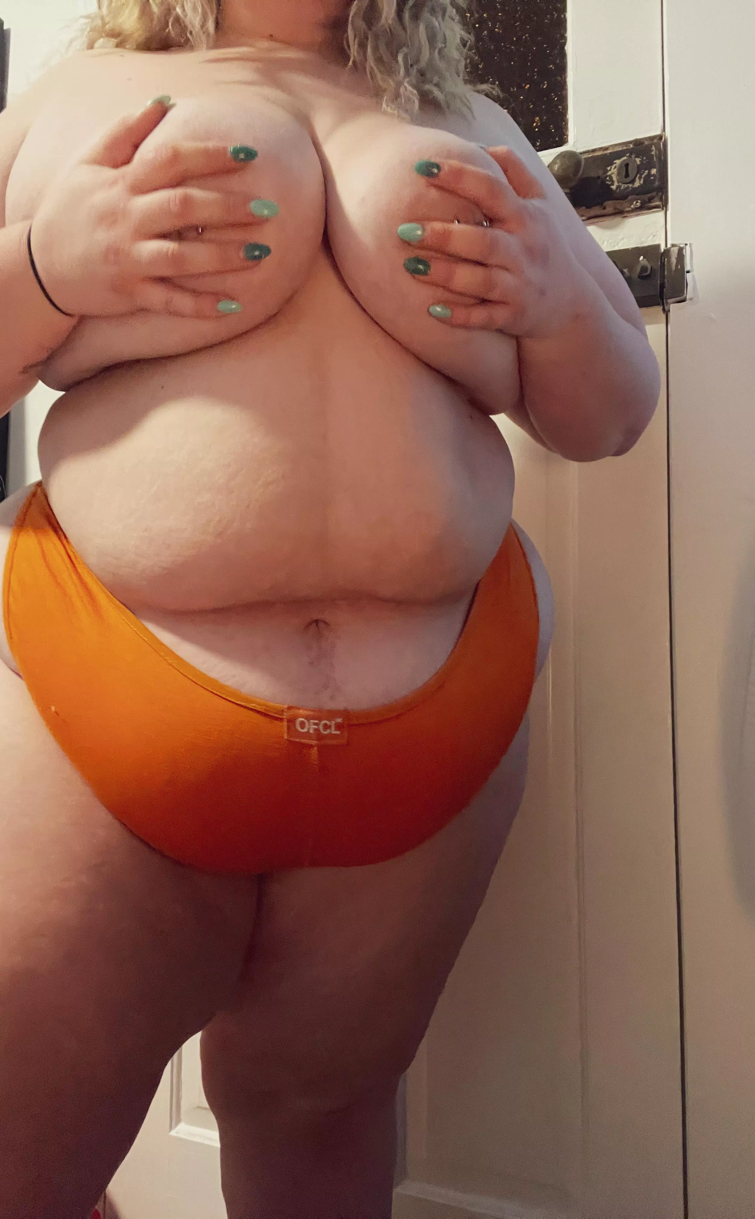 Can someone play with me? ✨🤤