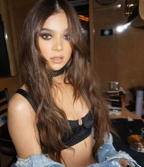 Can someone RP as Hailee Steinfeld or Elizabeth Olsen for me?