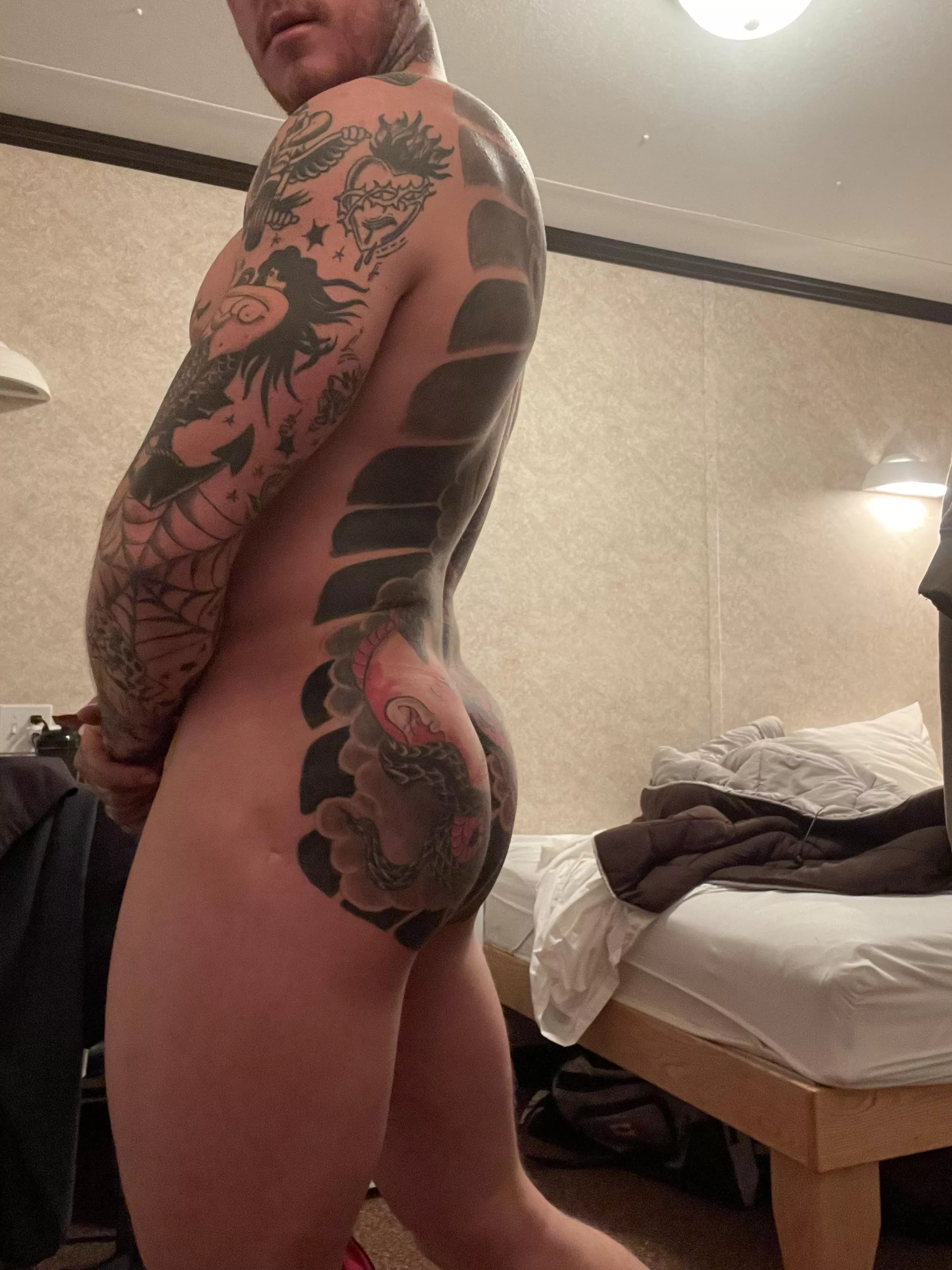 Can we take a (M)inuet to appreciate my mans ass? 😍 Can we take a (M)inuet to appreciate my mans ass? 😍