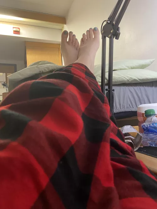 can you think of a better place for my feet to rest? 💚