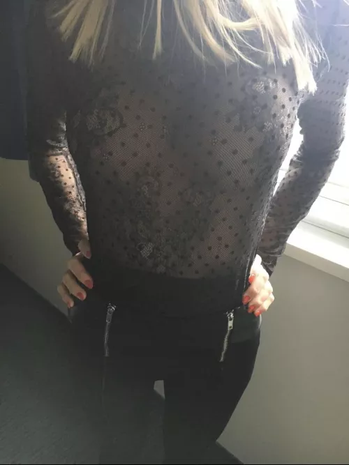 Can‘t go outside with this - they will all look at those ugly zippers 🧐