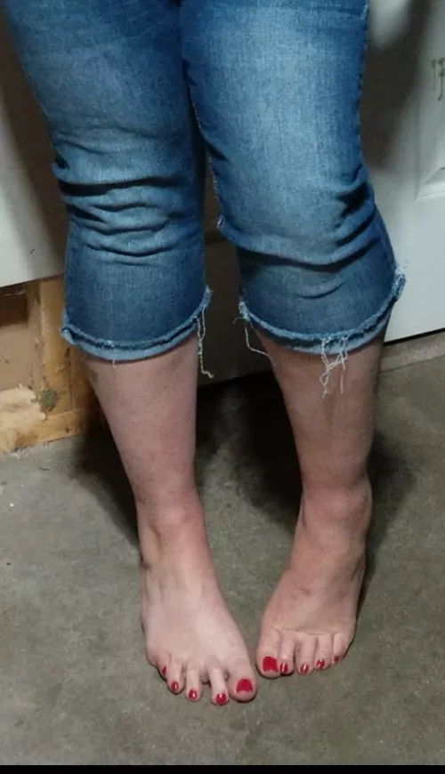 Capri pants feet