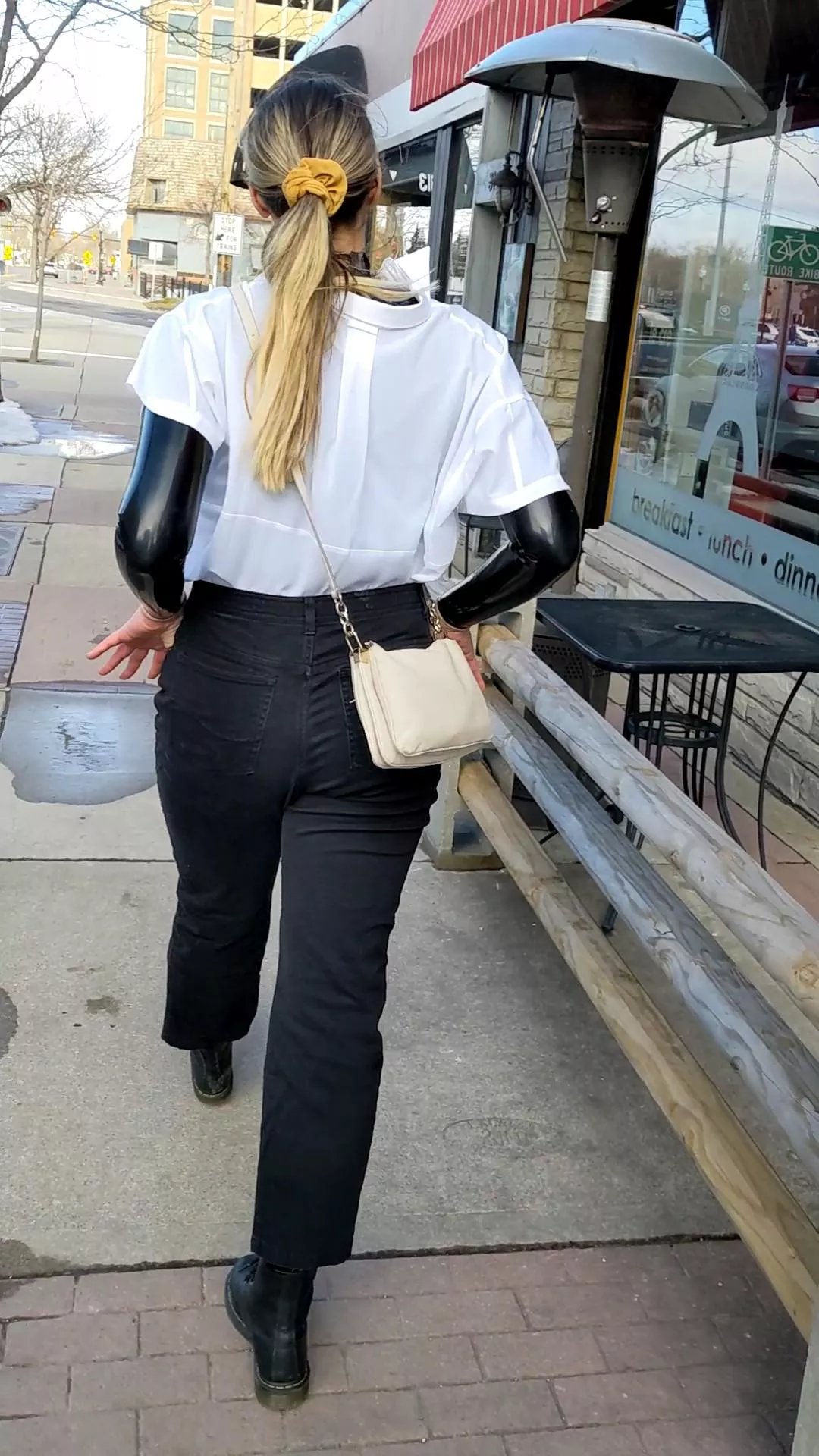 Catsuit downtown kind of day. 🤭🤗