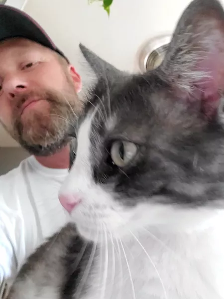 Caught my kitty taking selfies so I photobombed him šāāļøš