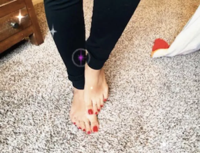 Check out my cute nail polish and new toe rings 💋 all ready for you to suck on them daddy 💦