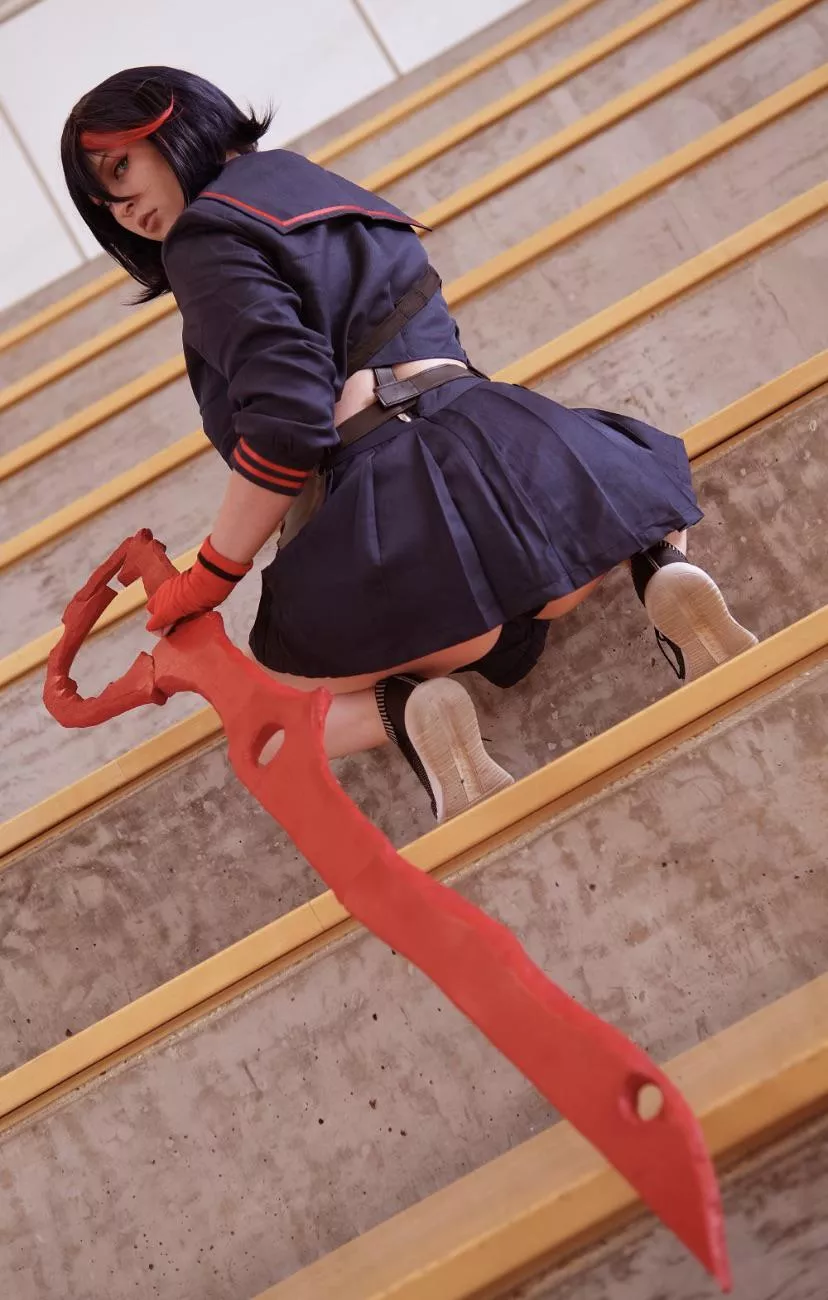 Cheeky peek (Ryuko Matoi Cosplay by SkylineStars) Cheeky peek (Ryuko Matoi Cosplay by SkylineStars)