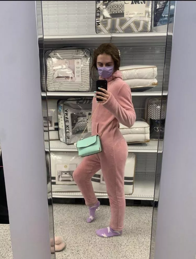 Christmas shopping in my onesie 🥴 (y do ppl tell me it’s not appropriate to wear onesie in public lol)