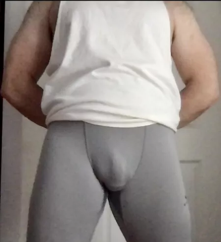 Chubby dude rockinβ a chubby in some workout leggings π