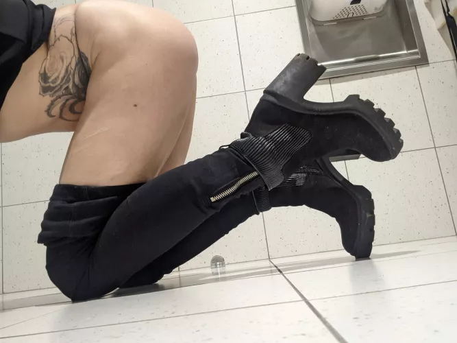 Chunky heels, tight pants, little booty