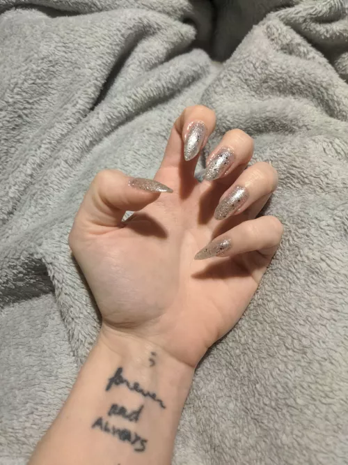 [closeup] I love adorning my natural claws with glitter and shimmers 🥰