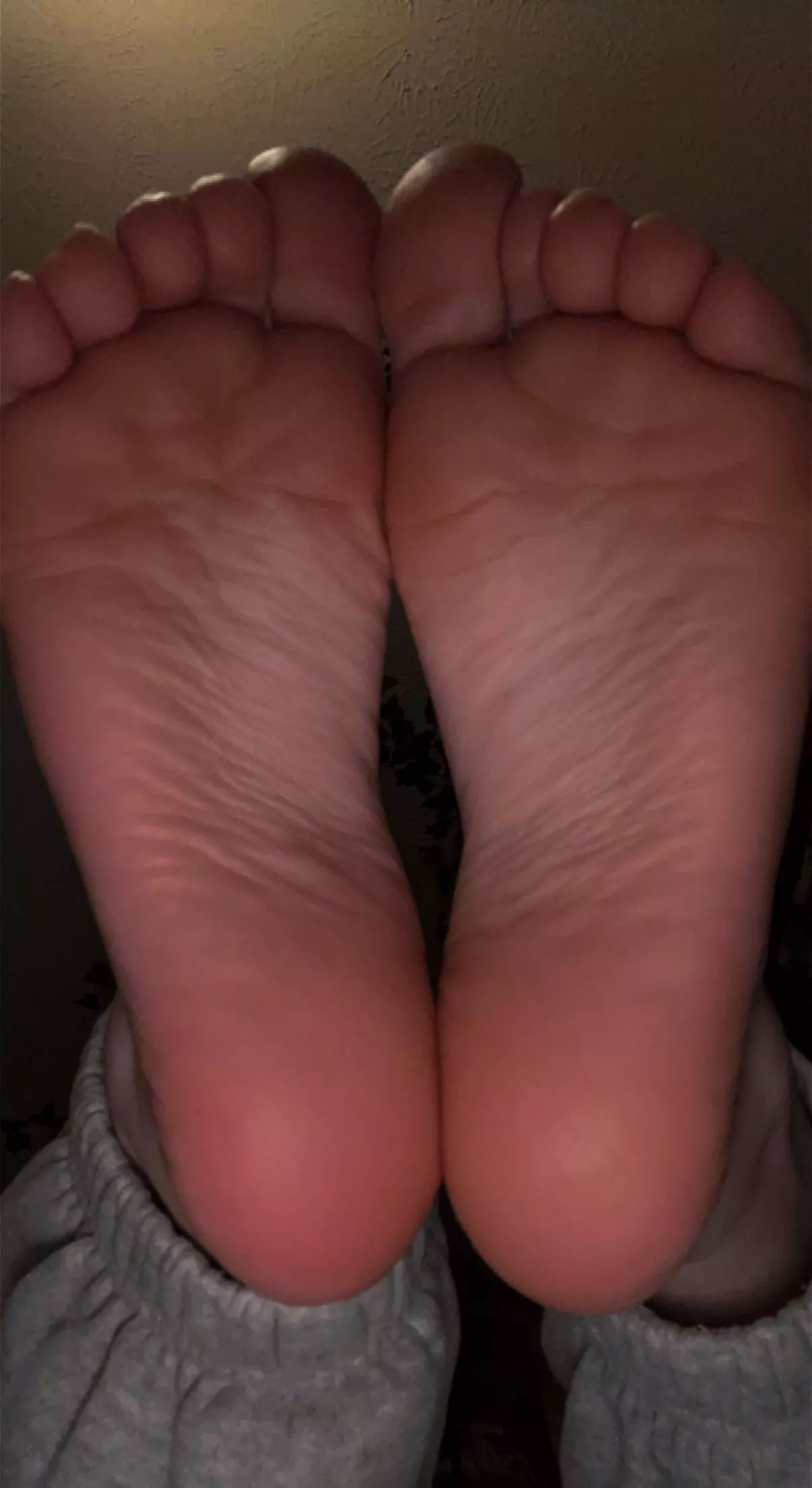 cmon, come give me a foot massage😘 •DMS are open!!•