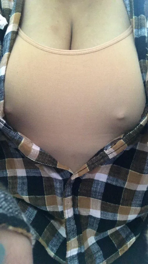 cold outside and my nipples are hard asf 😝💋