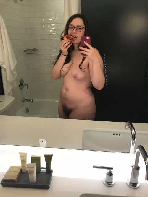 Cold pizza for breakfast after sucking dick lol