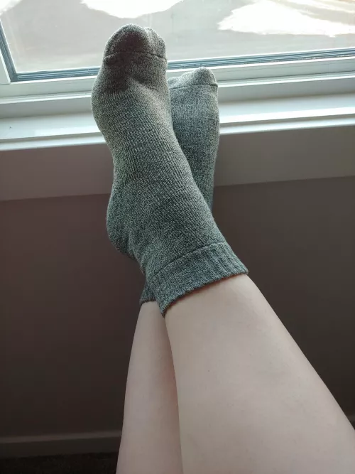Come and get these lonely feet.