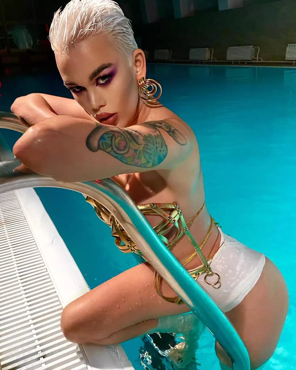 come grab me by the hips