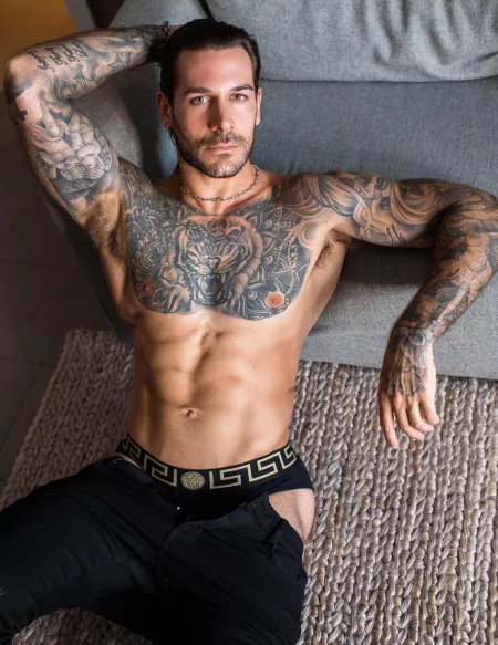 Come help your Papi take these pants off so that I can show you my Leg tattoos 😏