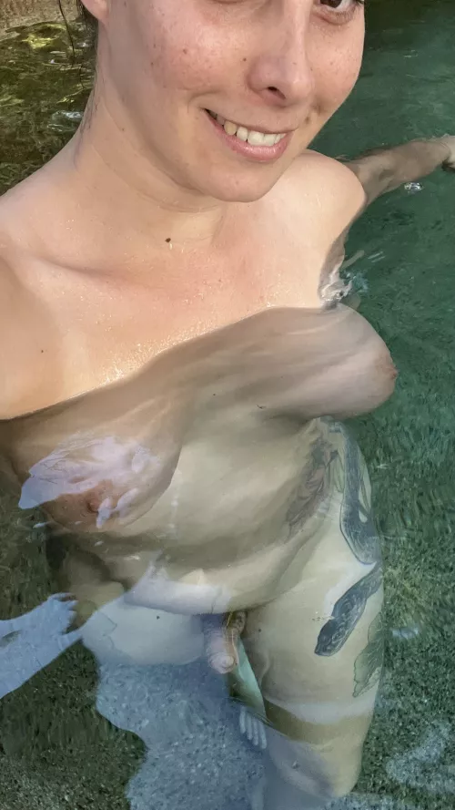 Come join me in the pool bae? 💦