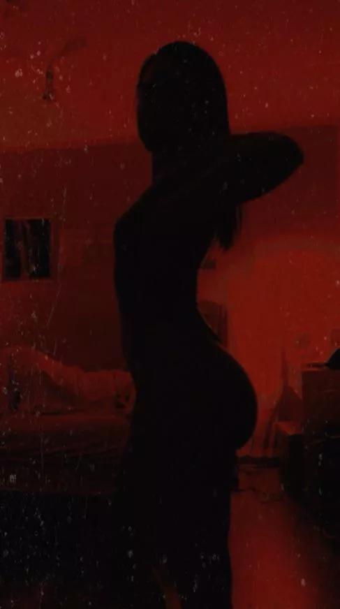 Come over, I offer: free dick ratings, toy play, sucking dick vids, boy/girl content, oiled naked twerking, dirty talking, custom requests and more on my OF 🥵💗 Link in my pinned post📌🔗