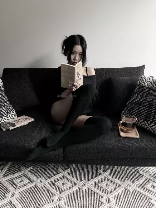 Come read some erotica with me? 📚 🖤
