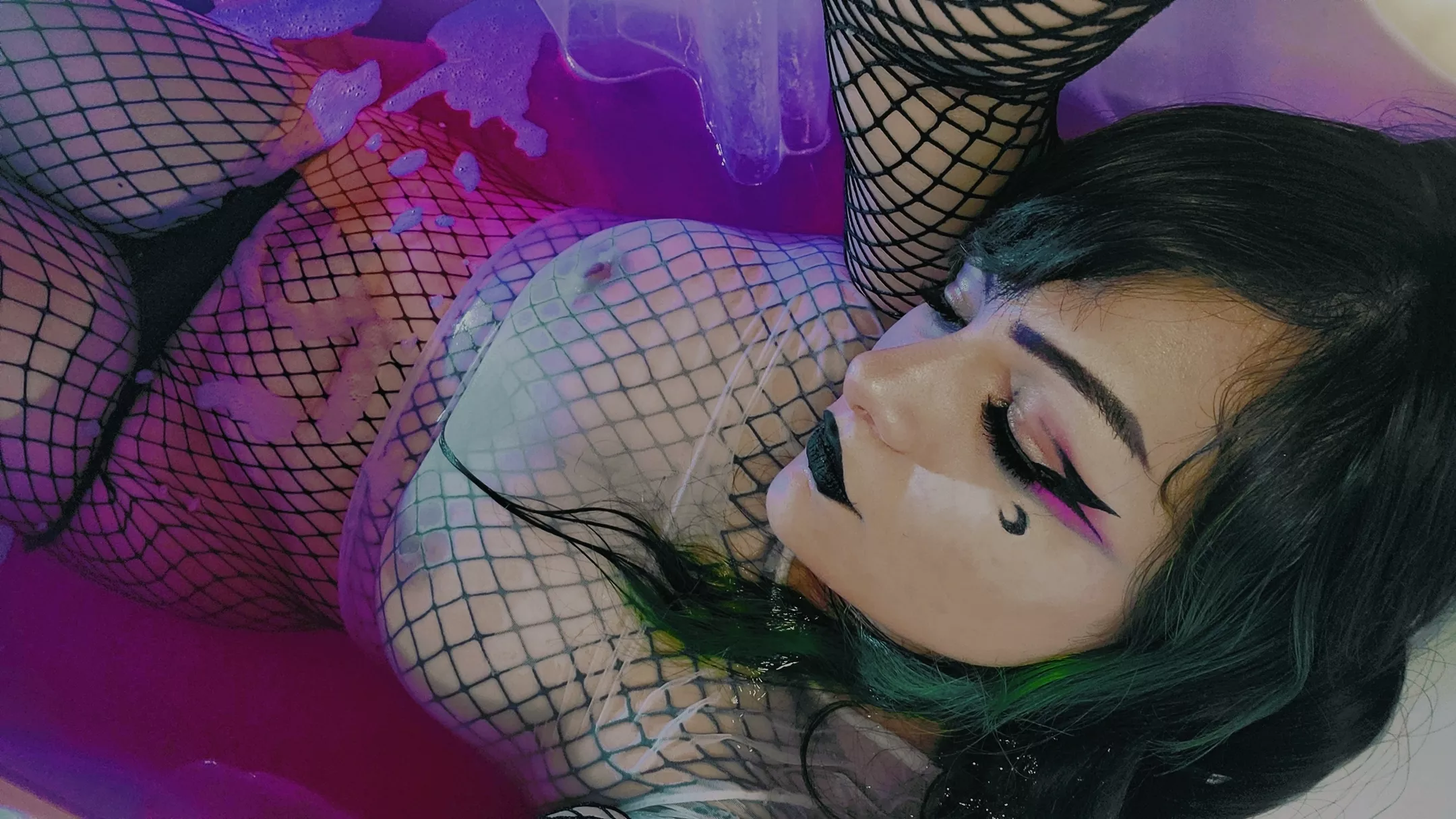 Come soak in the tub with me 💜