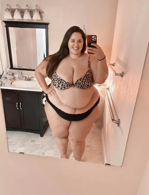 Come take a dip with me in the pool, I love getting wet 💦