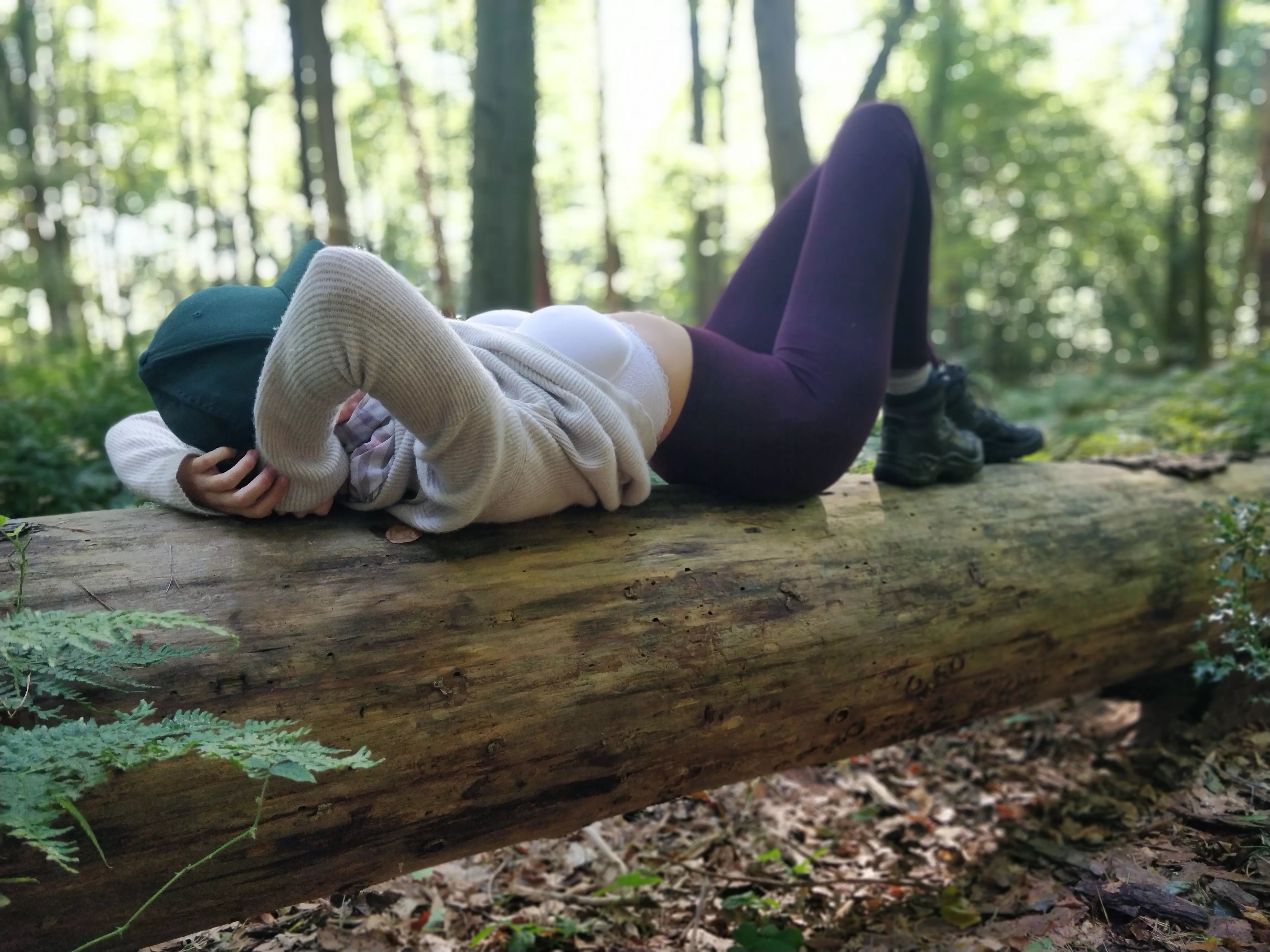 Comfy on my tree in my yoga pants :) Comfy on my tree in my yoga pants :)
