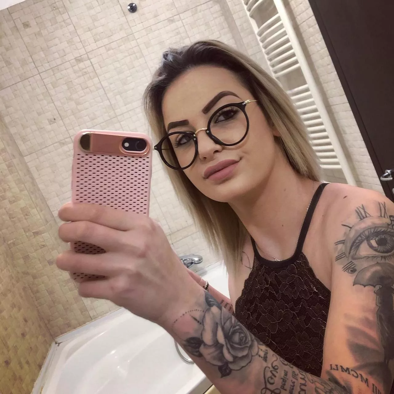 Comment here an win a free subs to my OF! Comment here an win a free subs to my OF!