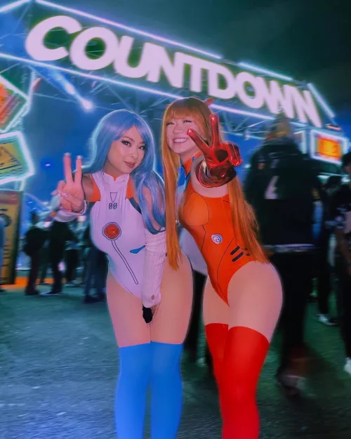 Cosplay to the rave 💙❤️