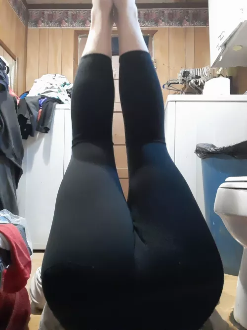 Could you give me a pose to do in my leggings I've run out of ideas? 🍆🍑