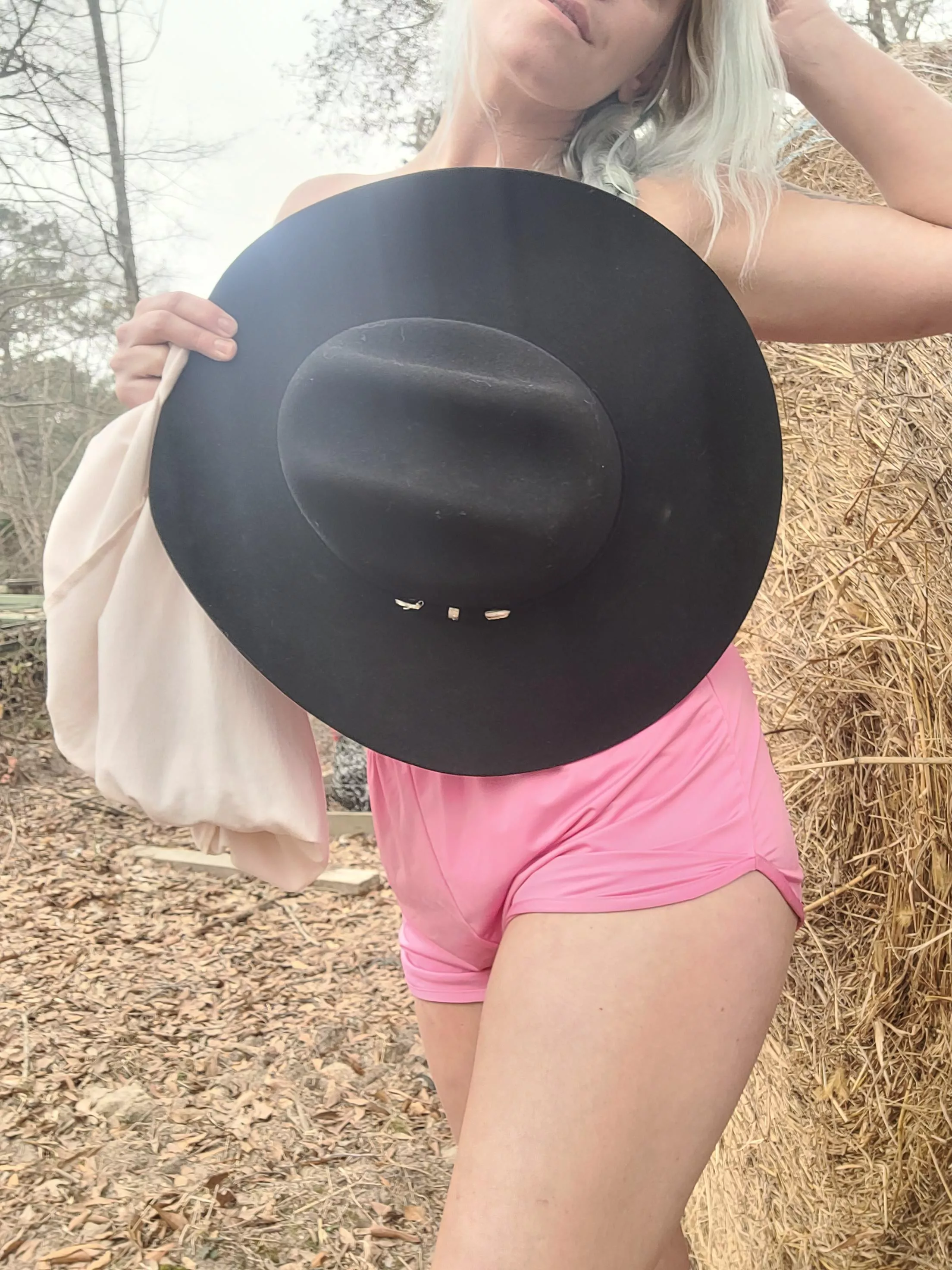 Country, sass, definitely some ass. 🍑😘 Make sure to check out my OF 🔥😻