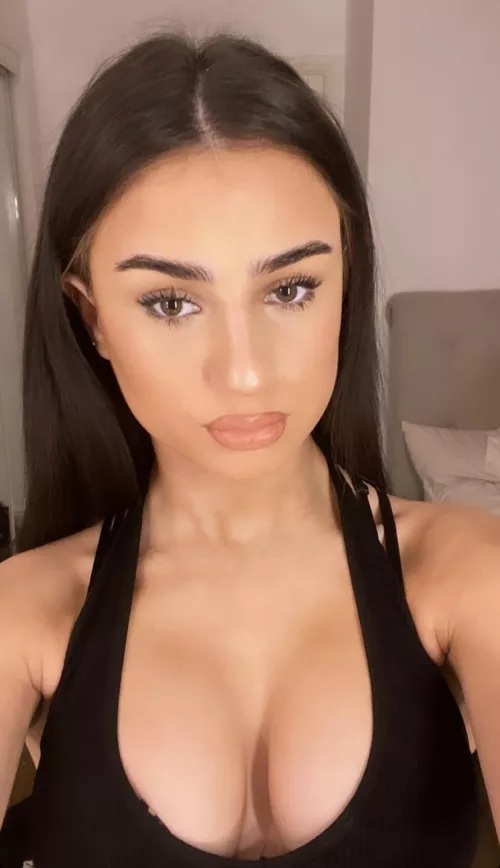 Cover her in cum. Send tribs to kik: Bradcoatx for more