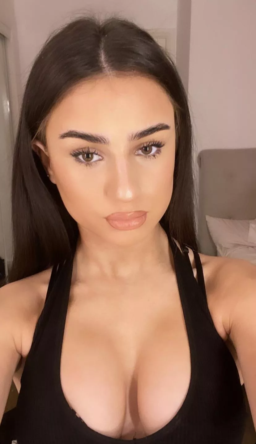 Cover her in cum. Send tribs to kik: Bradcoatx for more