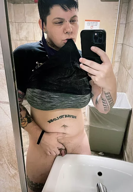 Coworker called out tonight. Guess Iβll just have to fuck the sink instead π€£π€£π€·π»ββοΈ