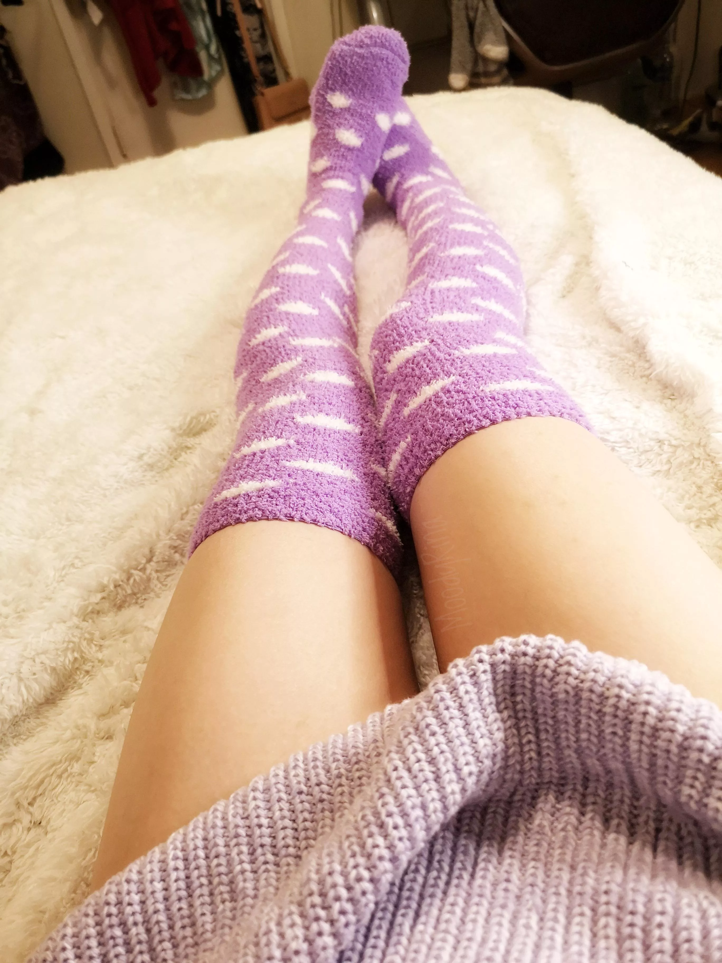 Cozy up with me and stroke my soft thighs through my thigh gap? 💓