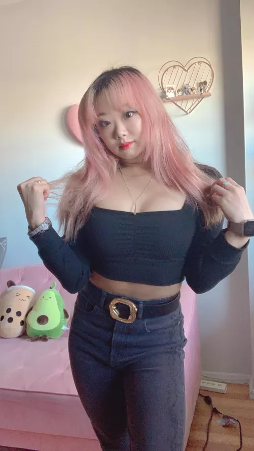 Crop top + high waisted jeans