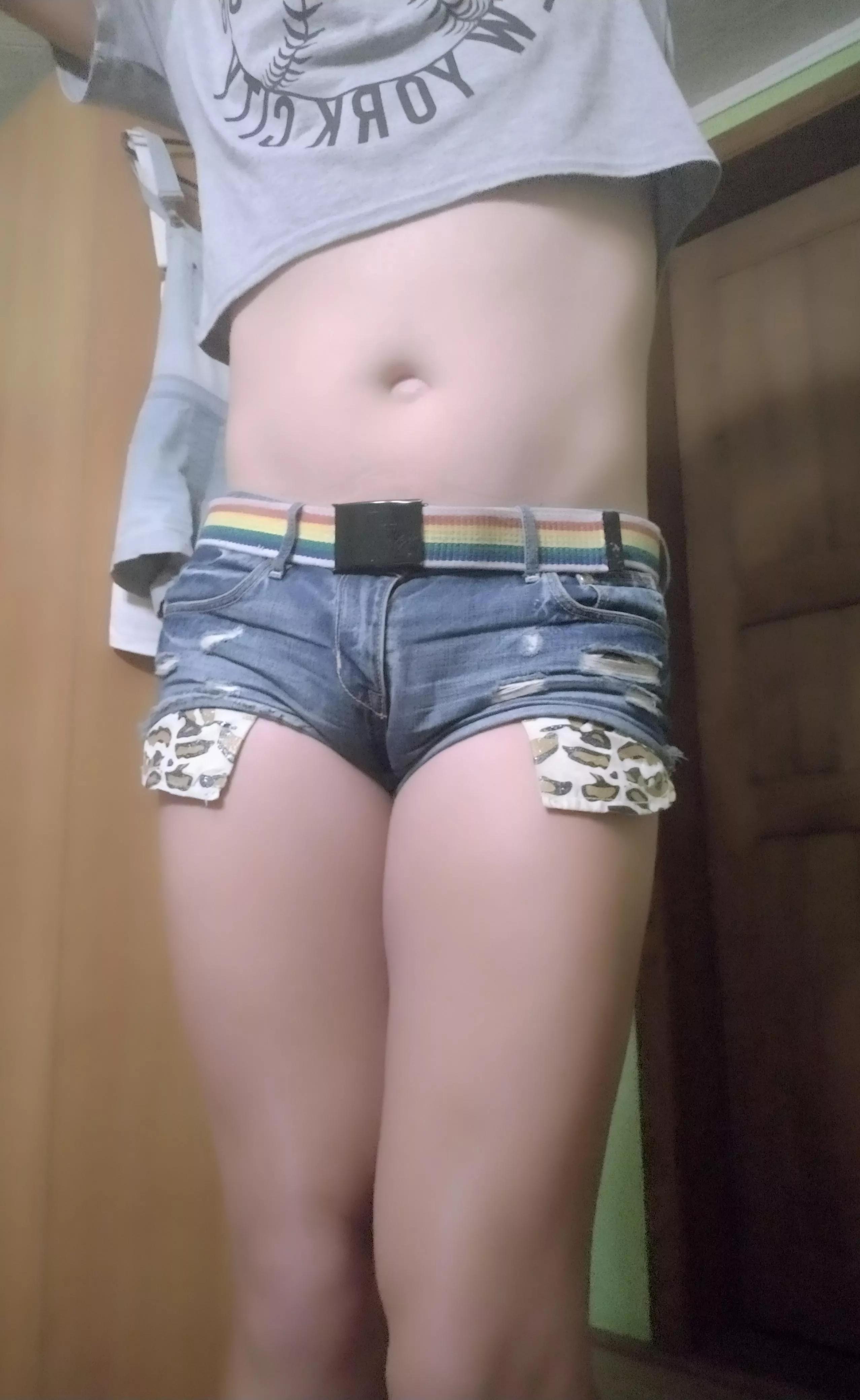 Crop tops and short shorts are preaty g*y😋❤️🧡💛💚💙💜