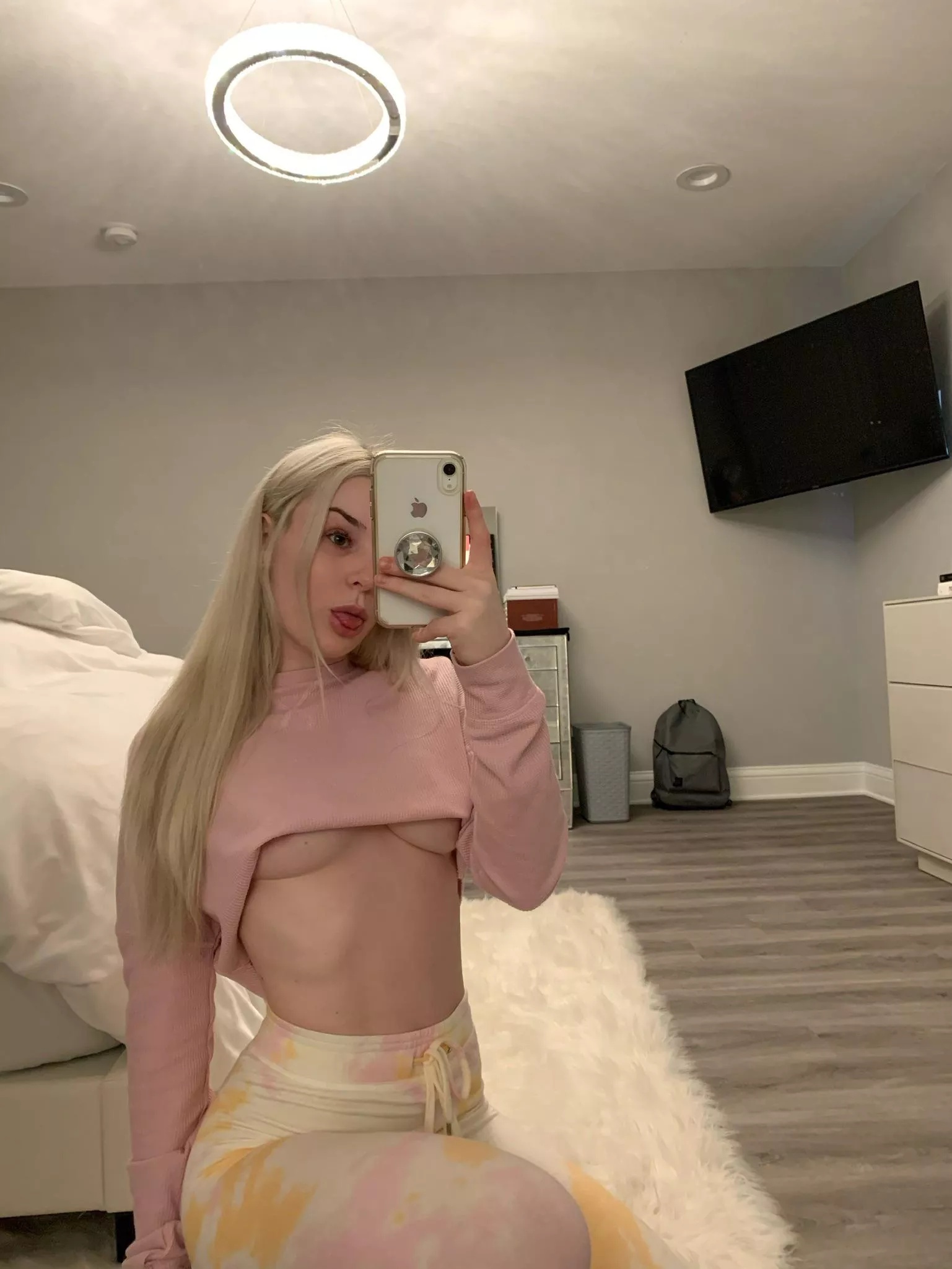 Croptop and some underboob ;)