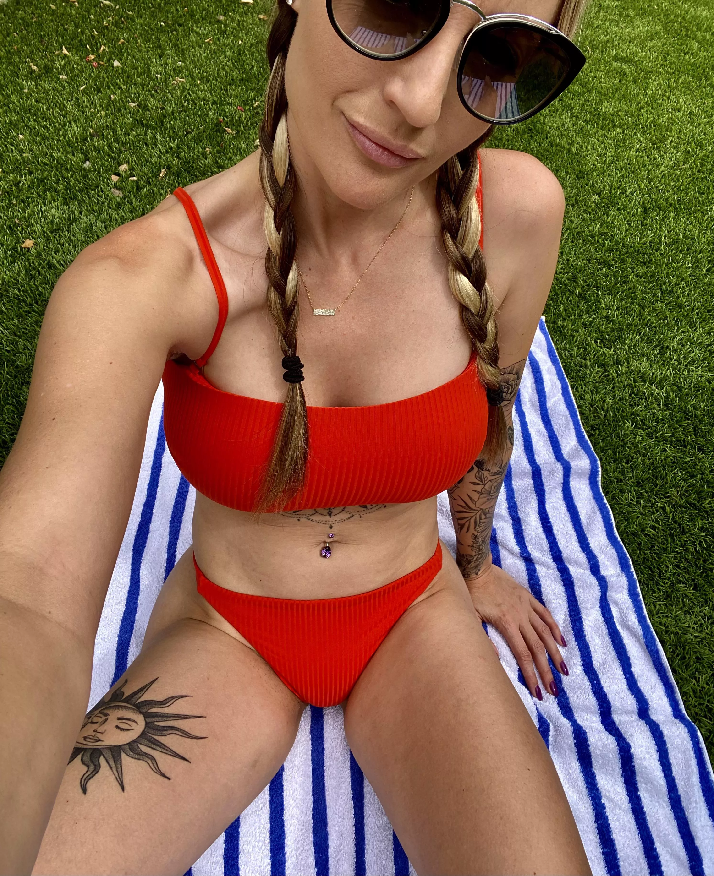 Cum lay out with me. Need an extra set of hands to oil me up! 😈💦