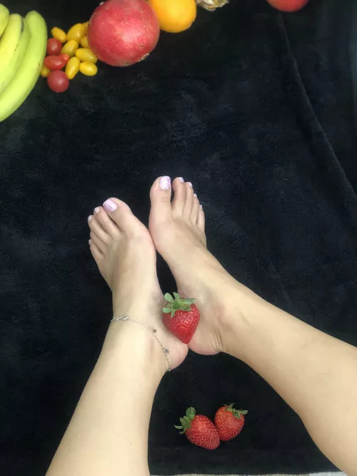curious on why im called fruity toes? 😉😙
