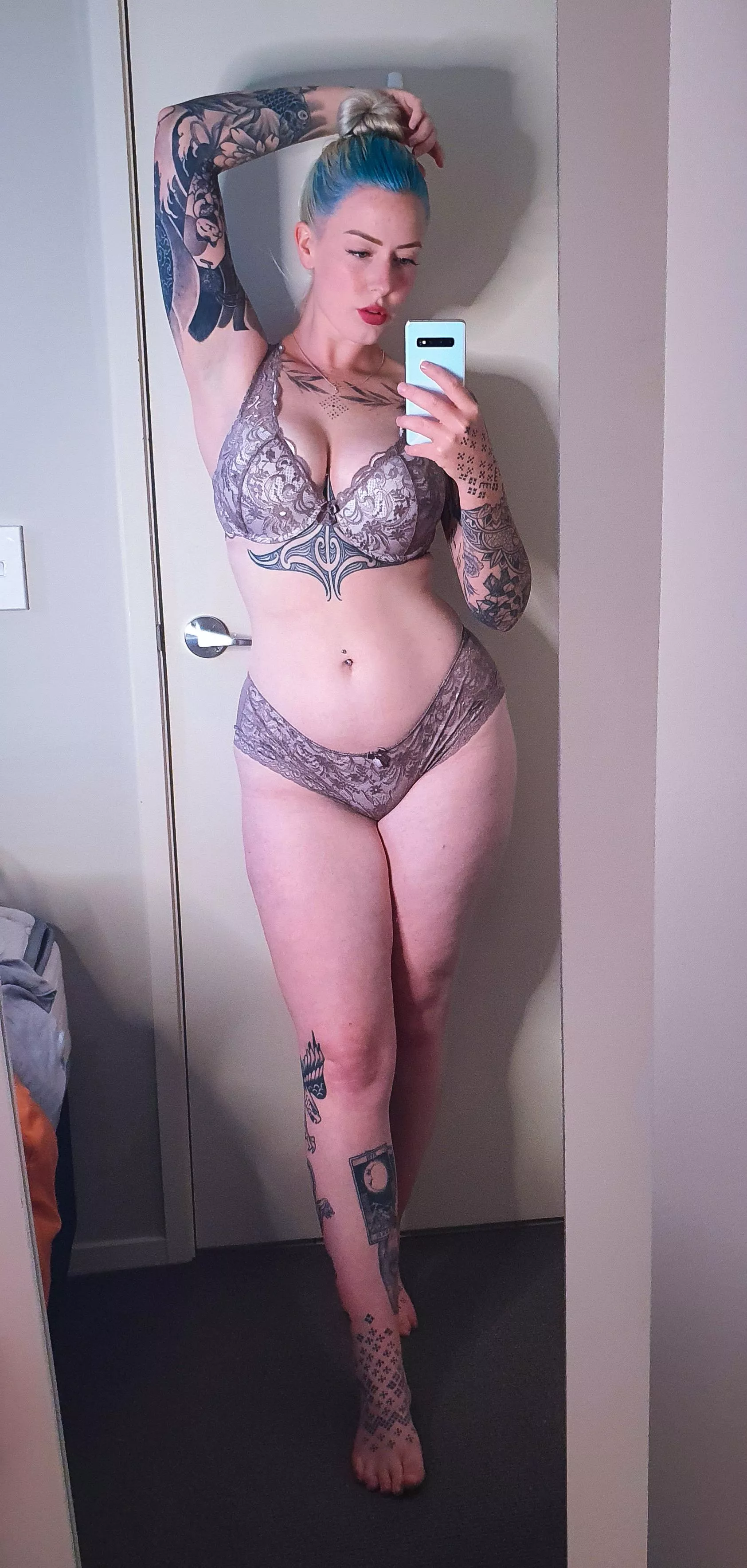 Curvy, pale and tattooed 😋
