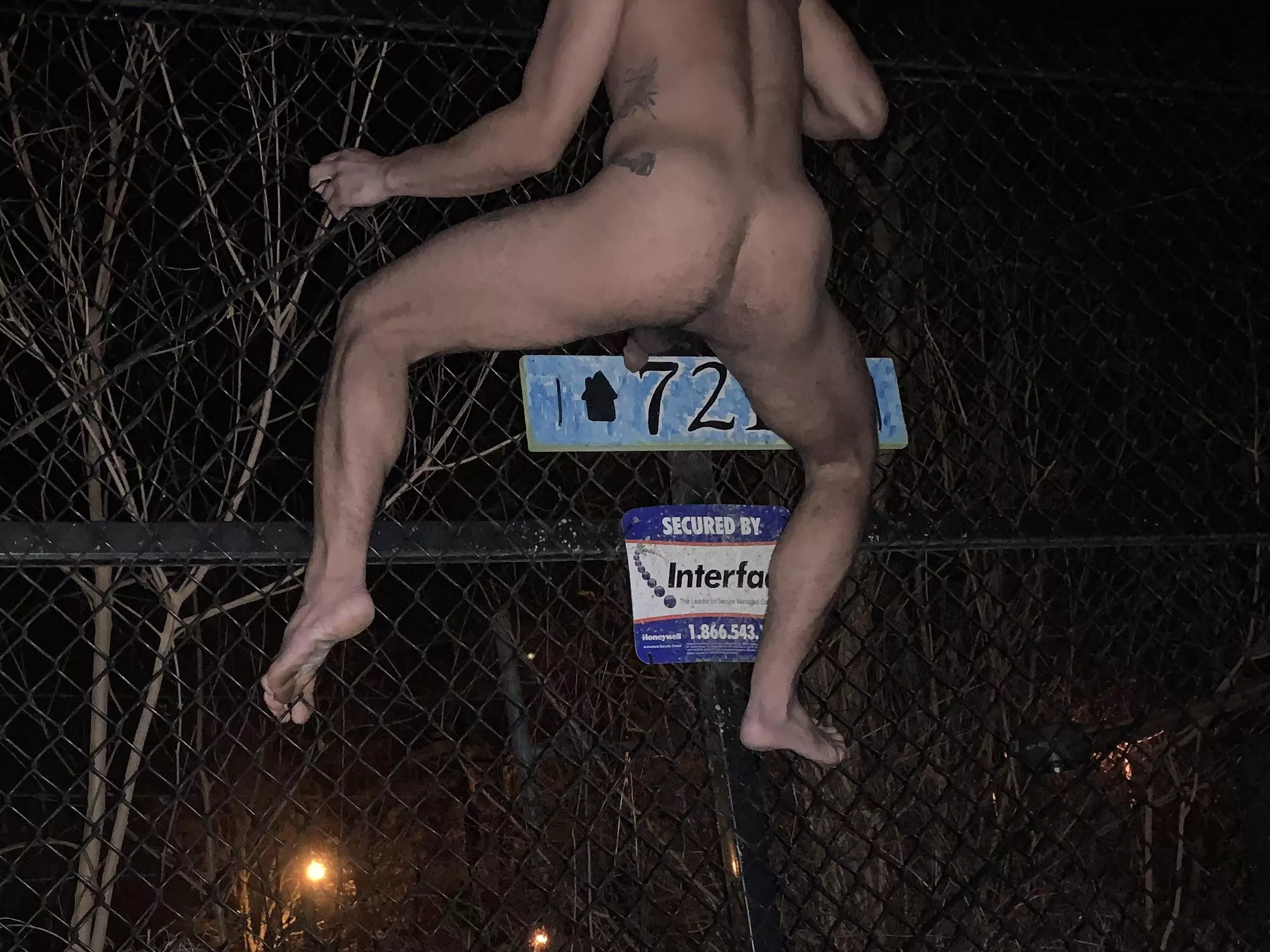 Cute butt doing dumb shit