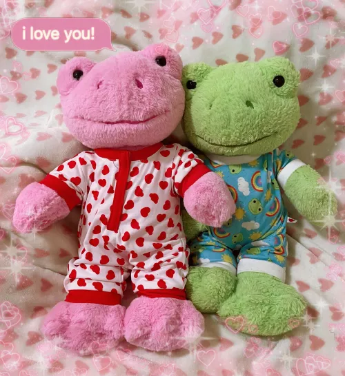 daddy got me the new pink frog from build-a-bear for being a good girl 😭💕 their names are Phoebe and Filbert and they’re in love 😍💖💕