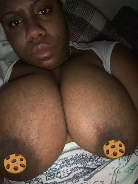 Daddy's slut knows daddy love seeing his chocolate titties in the morning! And she loves for me to show her off๐ฅฐ๐ฅฐ๐ฅฐ