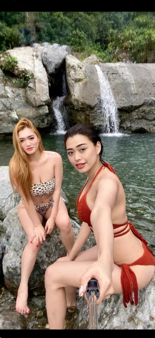 Dalawang MILF. Sino sa kanila kakantutin nyo? Yellow or Red?