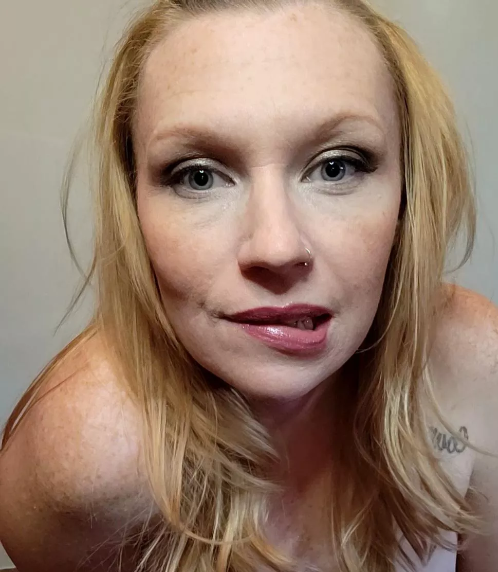 Damn those lips 💋