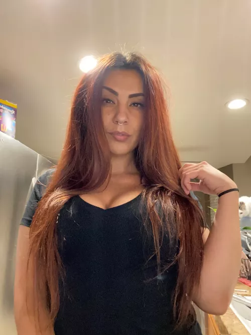 Dark haired Beauty π€