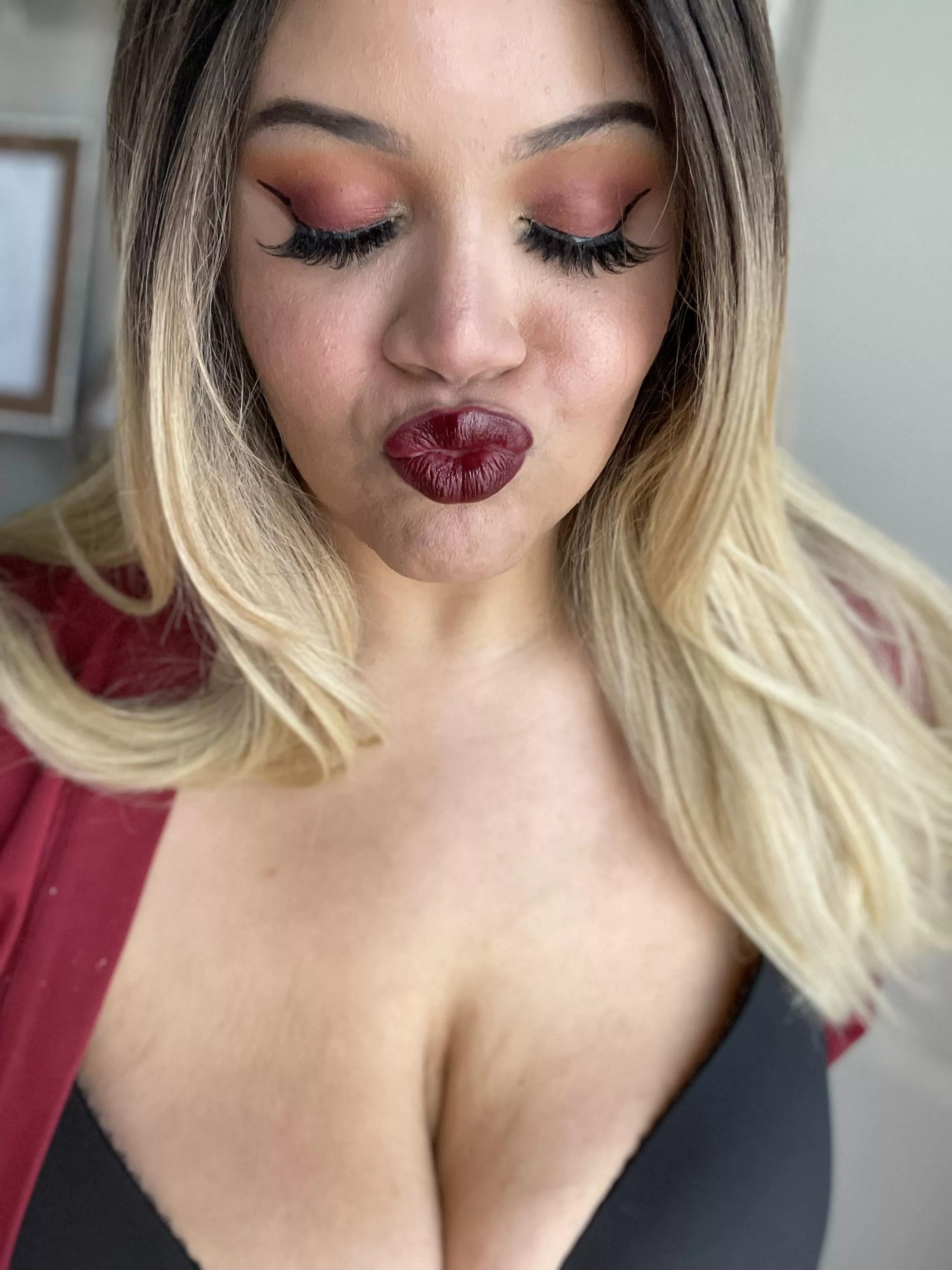 Dark lips and sunset eyes