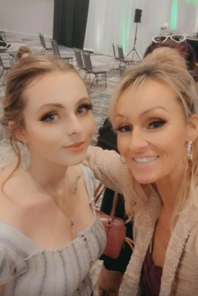 Daughter (19) Mom (44)