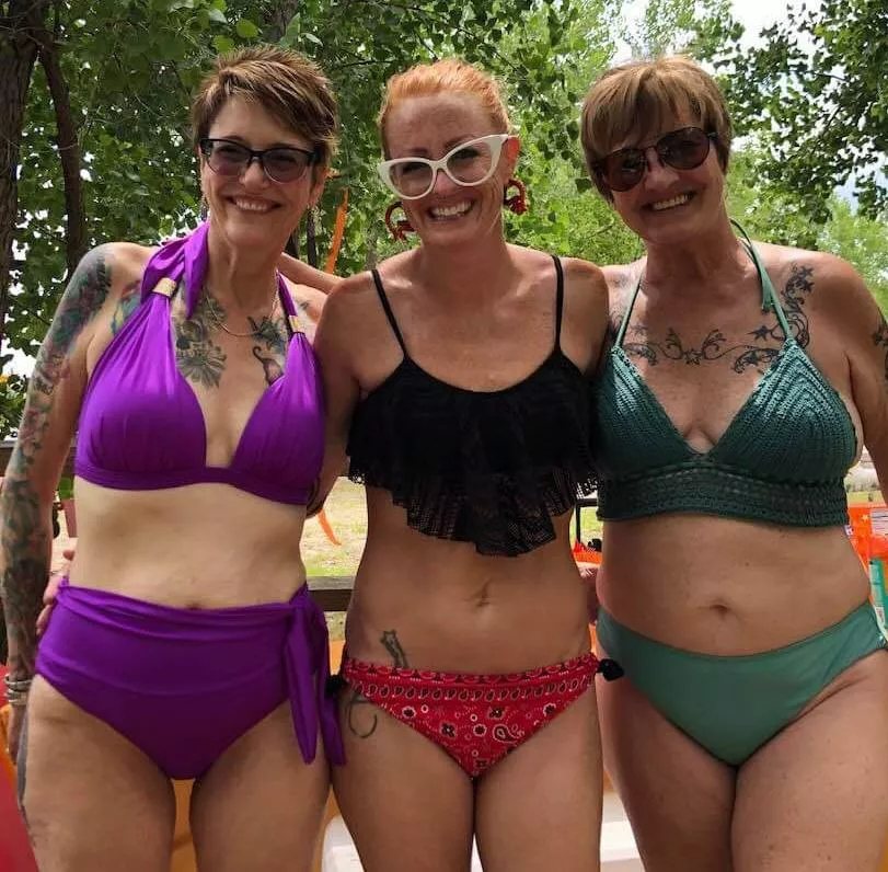 Daughter in the middle, mom on right, aunt on left! Pick one! Wwyd?